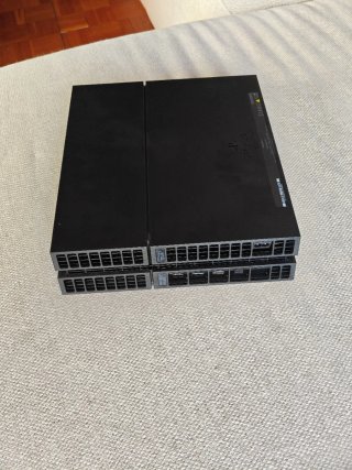 PS4 1TB Sony Negra con su caja y un mando