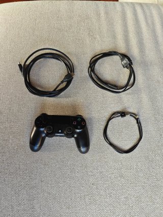 PS4 1TB Sony Negra con su caja y un mando