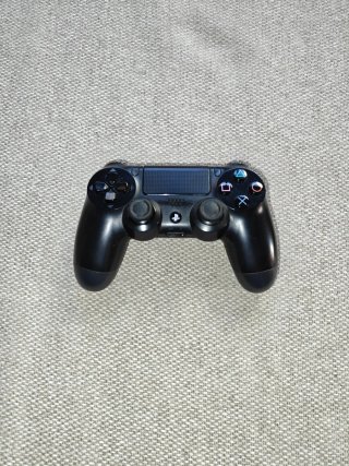 PS4 1TB Sony Negra con su caja y un mando