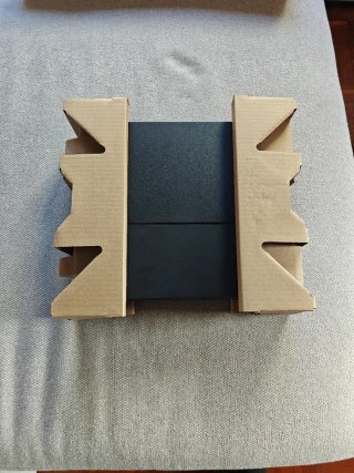 PS4 1TB Sony Negra con su caja y un mando