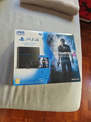 PS4 1TB Sony Negra con su caja y un mando