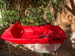 Trineo de plástico rojo dos plazas
