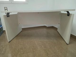 Mesa de oficina blanca con cajonera