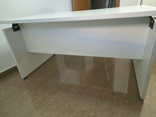 Mesa de oficina blanca con cajonera
