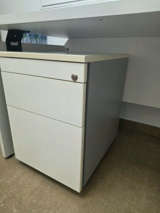 Mesa de oficina blanca con cajonera