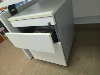 Mesa de oficina blanca con cajonera
