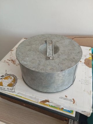 Tapa lechera antigua de metal