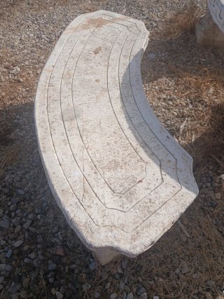Mesa y banco de piedra