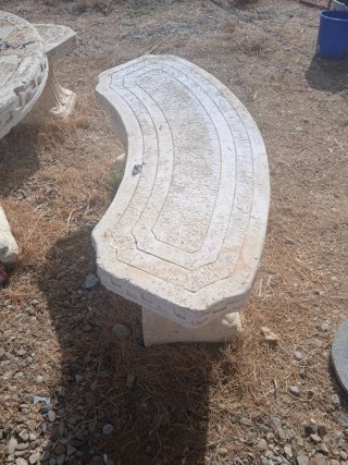 Mesa y banco de piedra