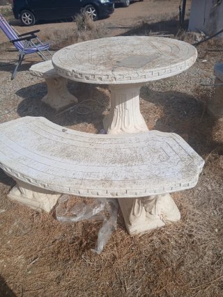 Mesa y banco de piedra