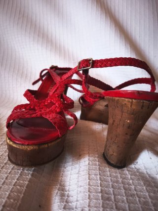 Sandalias rojas de plataforma y tacón