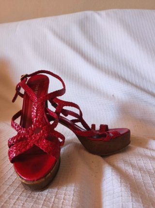 Sandalias rojas de plataforma y tacón