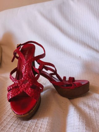 Sandalias rojas de plataforma y tacón