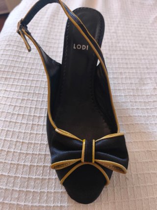 Sandalias rojas de plataforma y tacón
