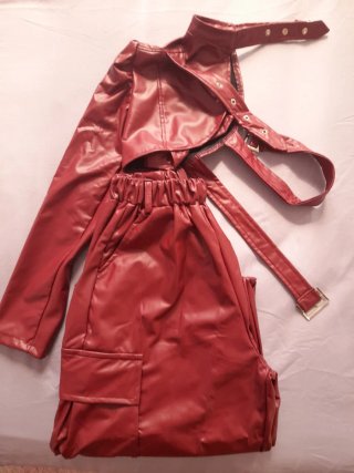 Conjunto de ropa de piel sintetica y mochila marró