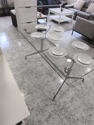 Mesa de cristal y metal