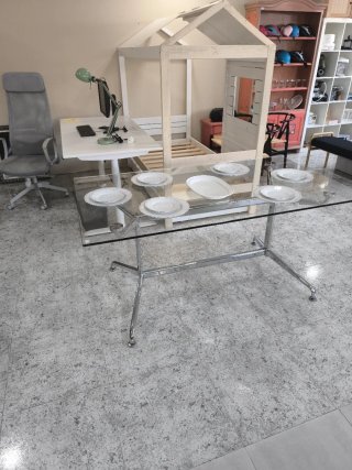 Mesa de cristal y metal