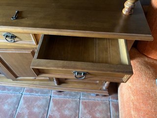 Armario de madera con vitrina
