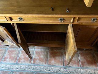Armario de madera con vitrina