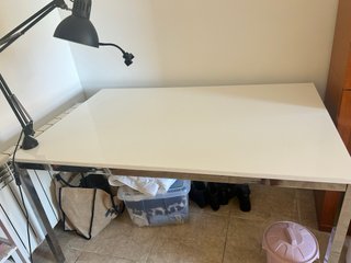 Mesa de escritorio blanca