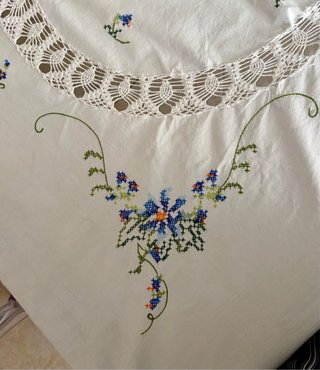 Tovaglia vintage anni '70 ricamata a mano