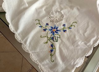 Tovaglia vintage anni '70 ricamata a mano