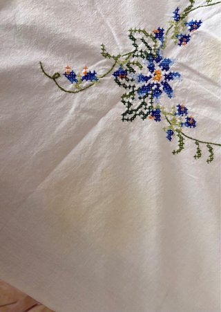 Tovaglia vintage anni '70 ricamata a mano