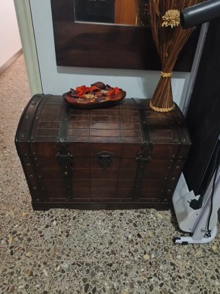 Baúl de madera y metal