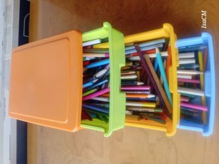Cajonera de plástico con pinturas