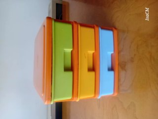 Cajonera de plástico con pinturas