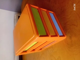 Cajonera de plástico con pinturas