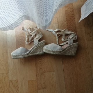 Alpargatas de piel beige con cuña