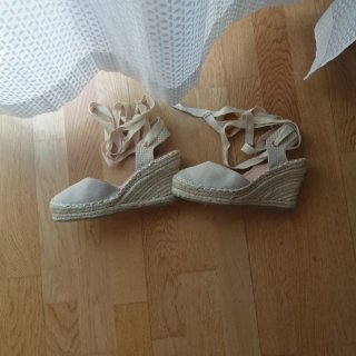 Alpargatas de piel beige con cuña