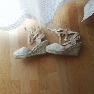 Alpargatas de piel beige con cuña