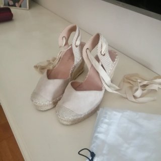 Alpargatas de piel beige con cuña
