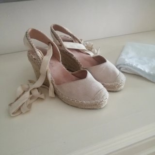 Alpargatas de piel beige con cuña