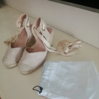 Alpargatas de piel beige con cuña