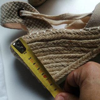 Alpargatas de piel beige con cuña