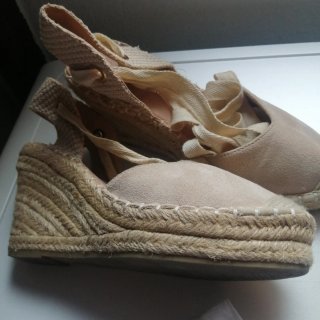 Alpargatas de piel beige con cuña