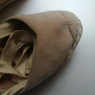 Alpargatas de piel beige con cuña