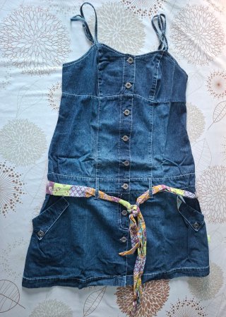 Vestido vaquero con cinturón estampado
