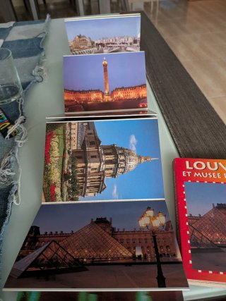 Postales souvenir París Louvre