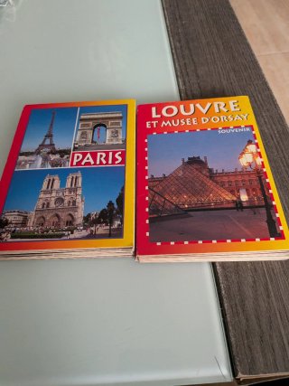 Postales souvenir París Louvre