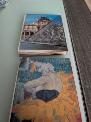 Postales souvenir París Louvre