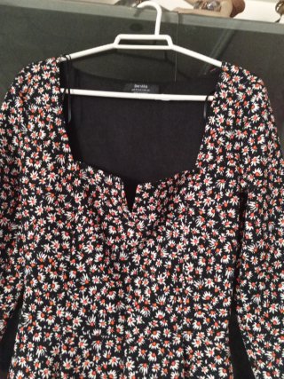 Mono Bershka flores manga larga