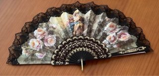 Abanico de encaje con flores y figura
