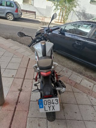 Benelli 125cc Naked Blanca y Roja