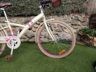 Bicicleta niña B-Twin rosa con cesta con marchas