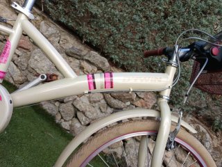 Bicicleta niña B-Twin rosa con cesta con marchas