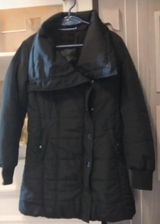 Chaqueta negra acolchada